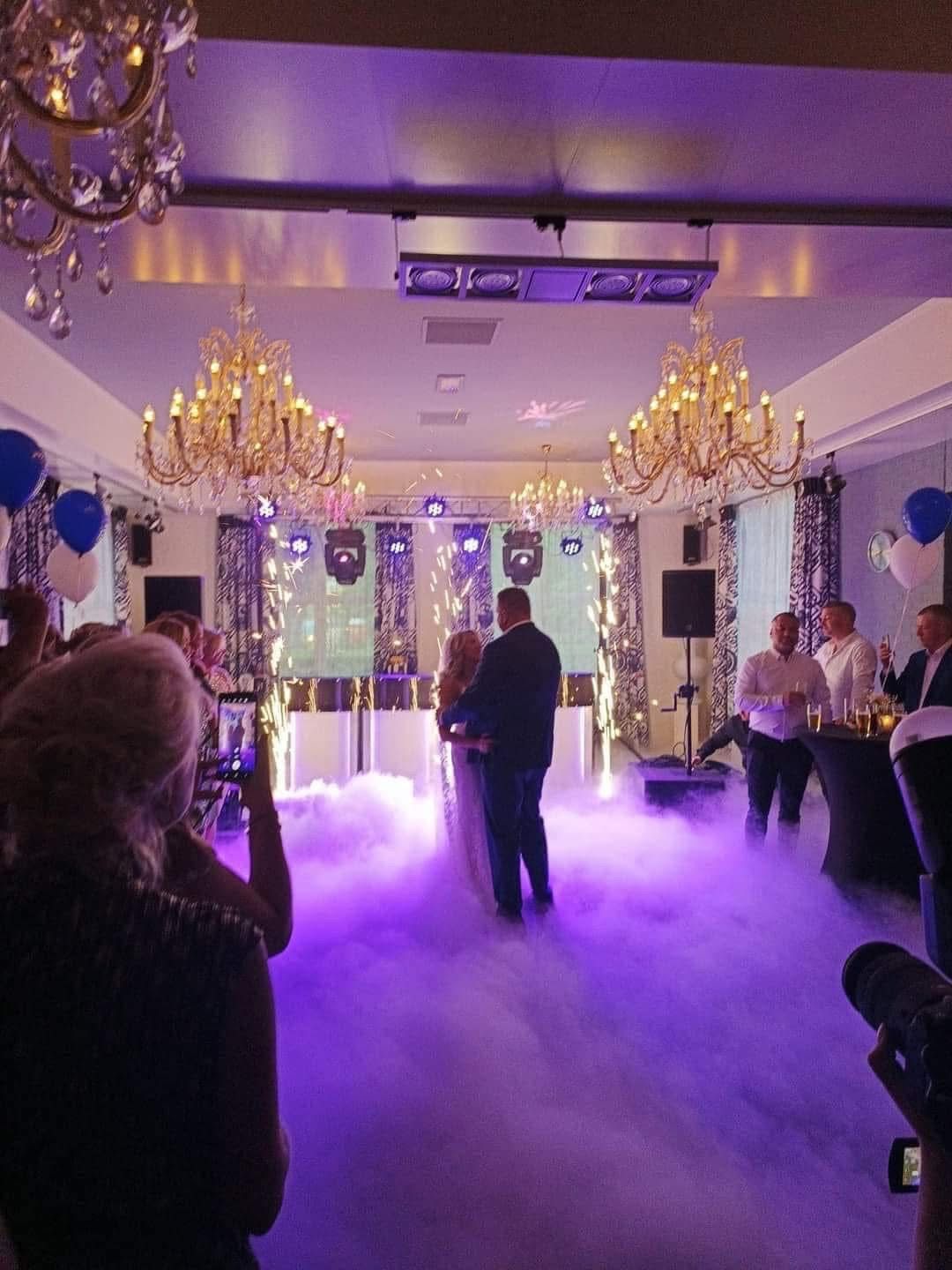 Openingsdans met rookmachine en sparklers